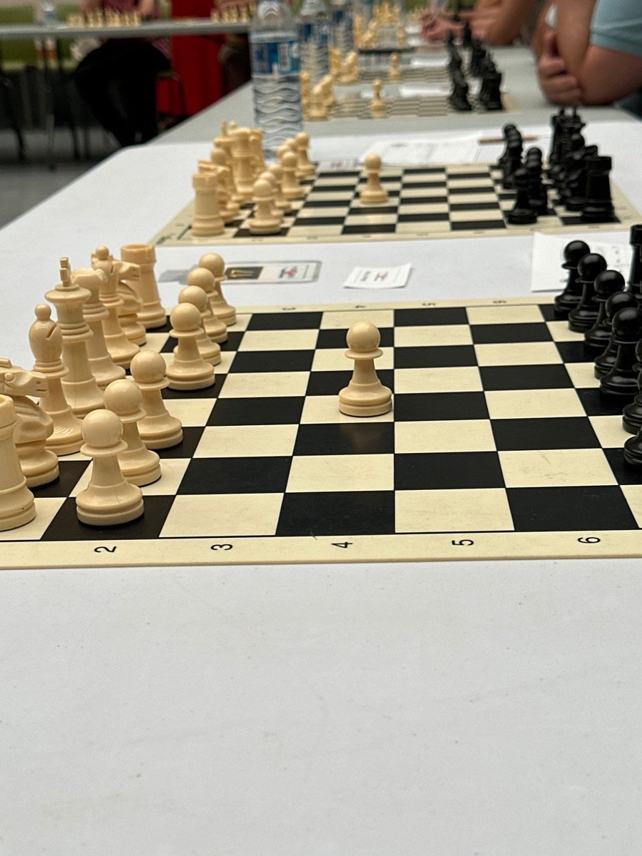 Tableros alineados sobre las mesas durante las partidas simultáneas