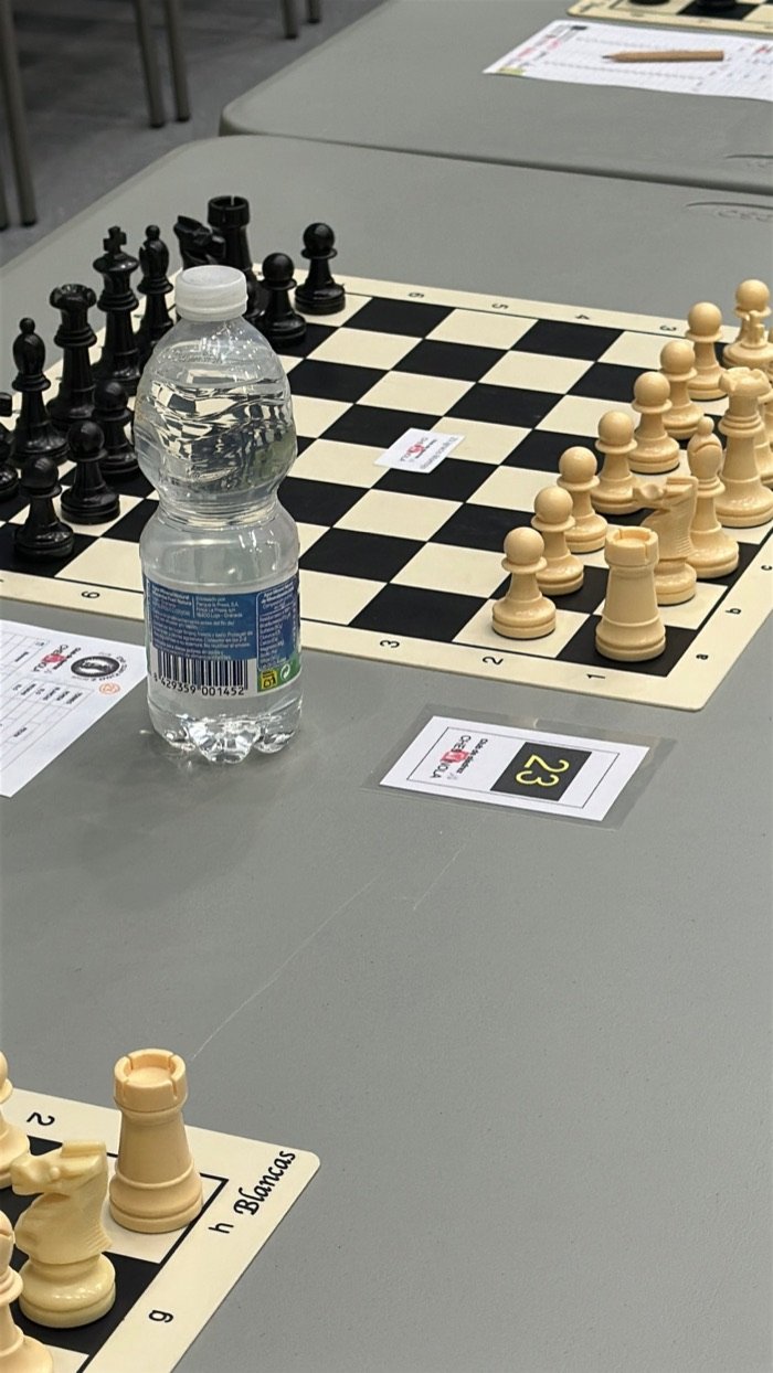 Varias mesas con tableros numerados durante unas partidas simultáneas