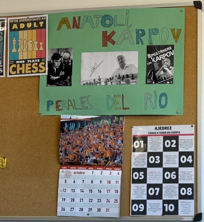 Tablón de corcho del aula con un panel sobre Anatoli Kárpov, carteles de ajedrez y un calendario